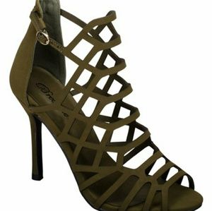 BRECKELLE'S - "SYLVIA-11W" STRAPPY SANDALS NWOT